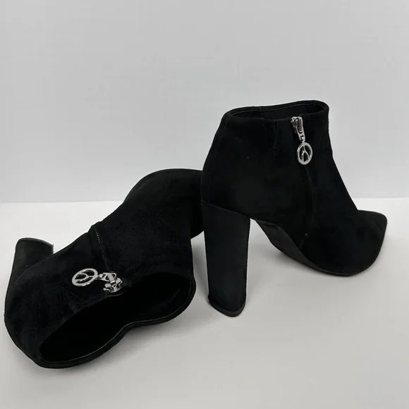 Wishbone β Sleek Black Ankle Booties with Modern Design size 9 - Picture 3 of 8